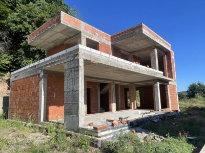 Casă individuală – Proiect luminos, terase spectaculoase, teren 500 mp