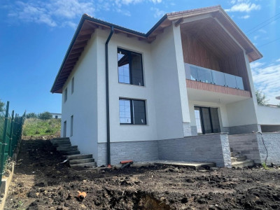 Casă individuală cu suprafață generoasă, teren mare și priveliște plăcută ! 
