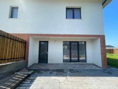 Casă cuplată de vânzare – preț avantajos, priveliște frumoasă, Chinteni