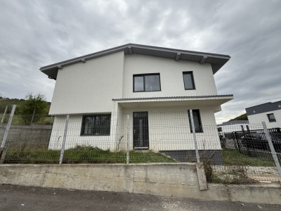 Casă tip duplex de vânzare – cartier privat, construcție nouă, CF disponibil 