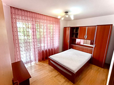 Apartament spatios de 3 camere, str. Bistritei